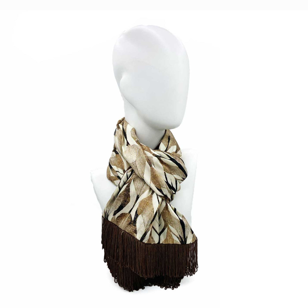 TIBERIA εσάρπα 140x30 cm σε καφέ και mocha αποχρώσεις φορεμένη σαν κασκόλ