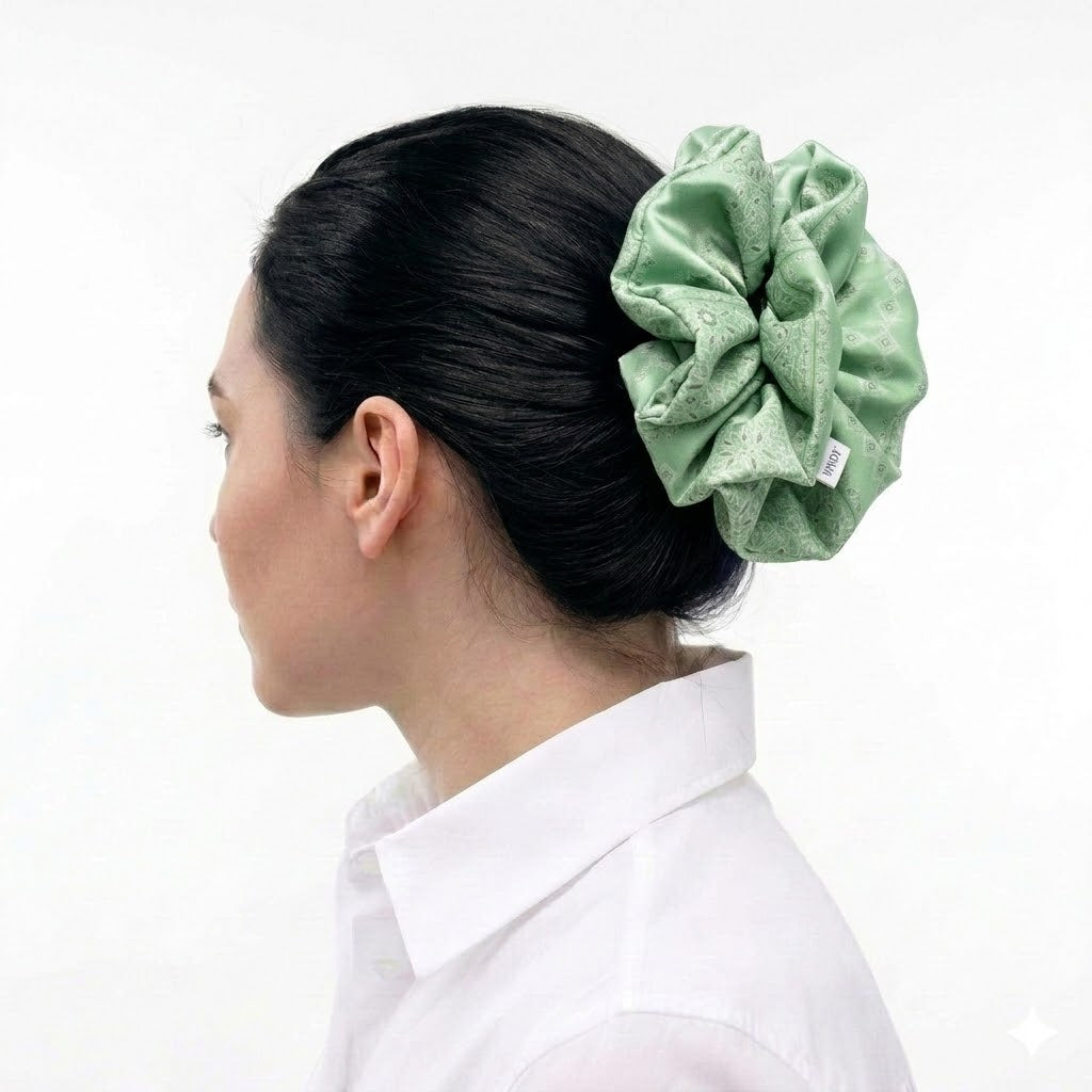 HERMINE PALE GREEN: Klammer μαλλιών, με σατέν στολισμα, με arabesque lines pattern σε pale green