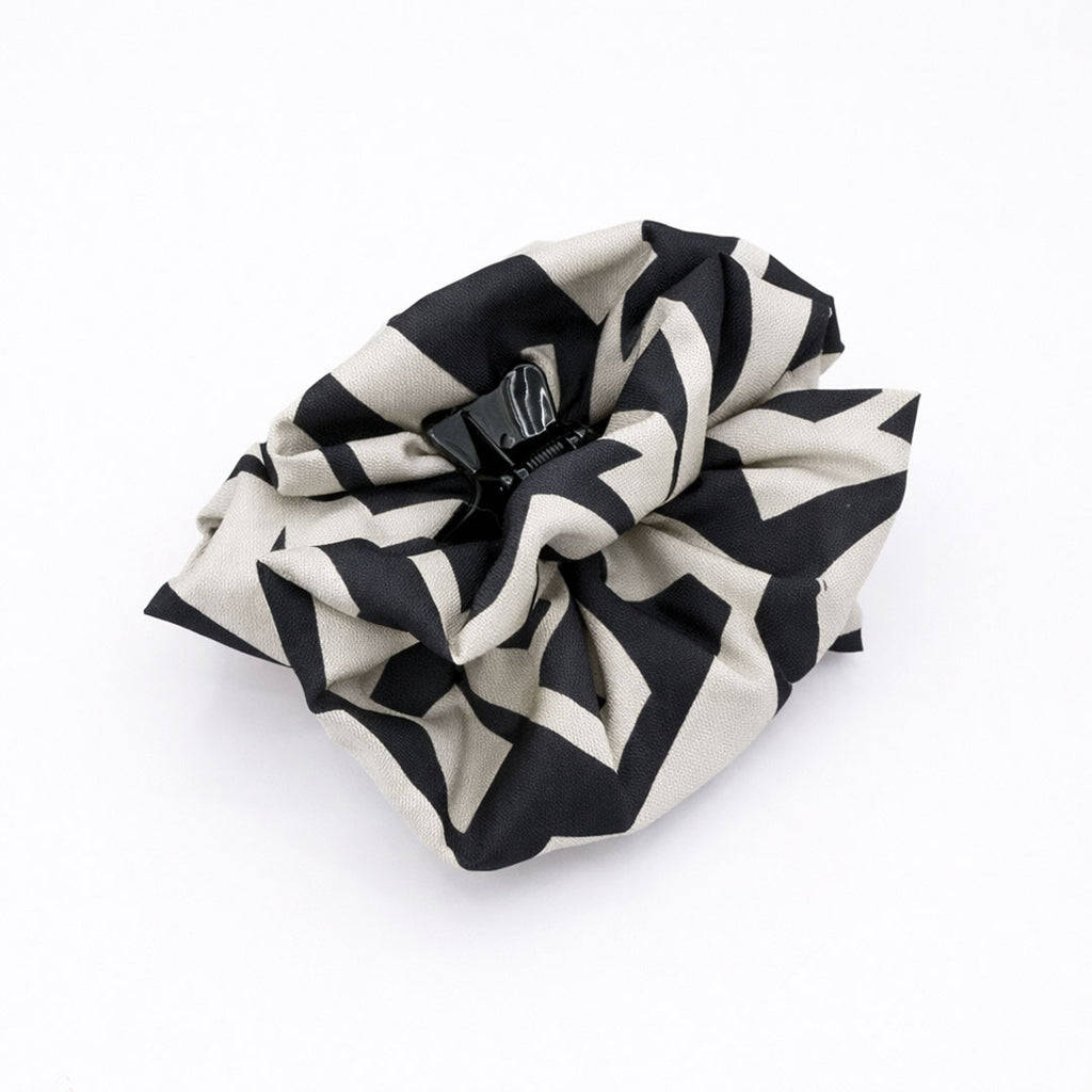 LIVIA BLACK-SAND: Klammer μαλλιών, με σατέν στολισμα, με geometric lines pattern