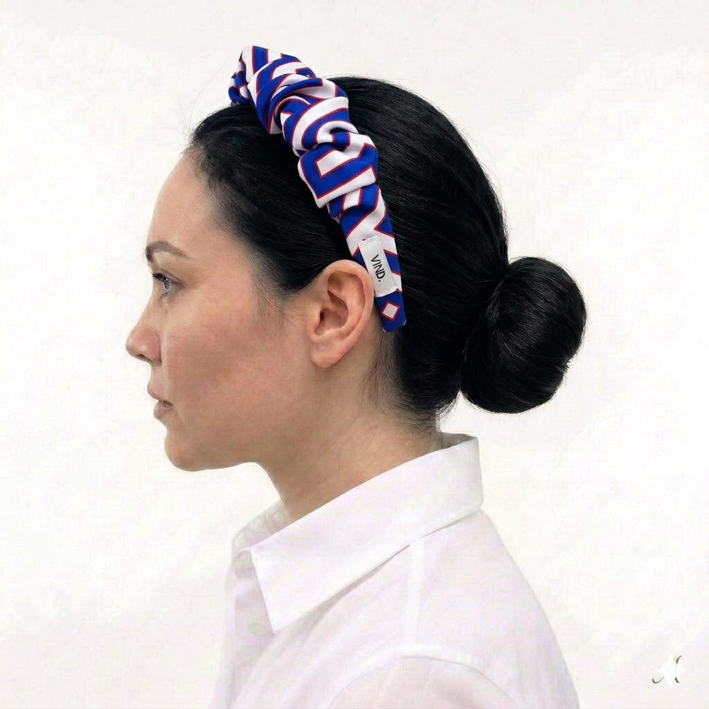 CORA COBALT: Χειροποίητη στέκα, σατεν, με maze pattern σε white-royal.