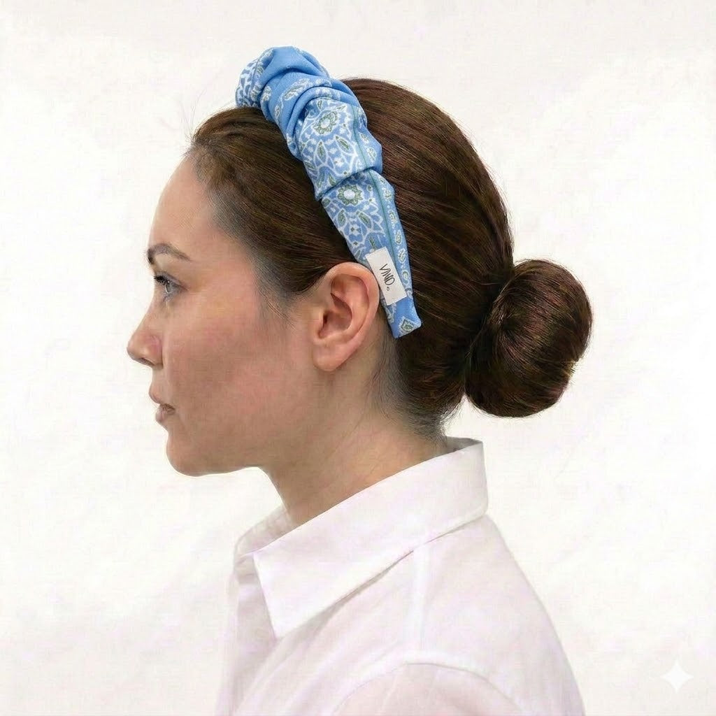 HERMINE SKY BLUE: Χειροποίητη στέκα, σατεν, με arabesque lines pattern