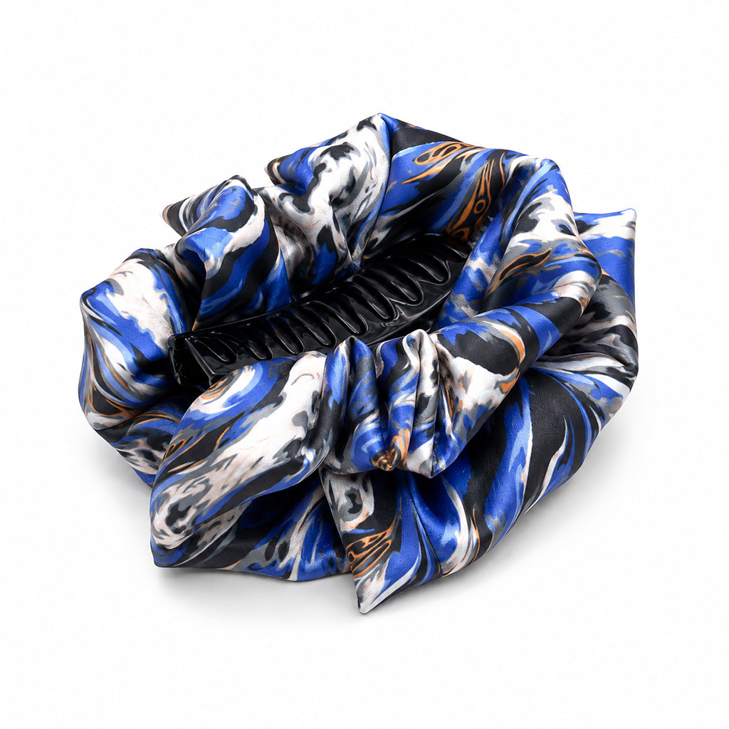 ANELIZ σατέν hair claw με αφηρημένο cobalt blue print σε λευκό φόντο