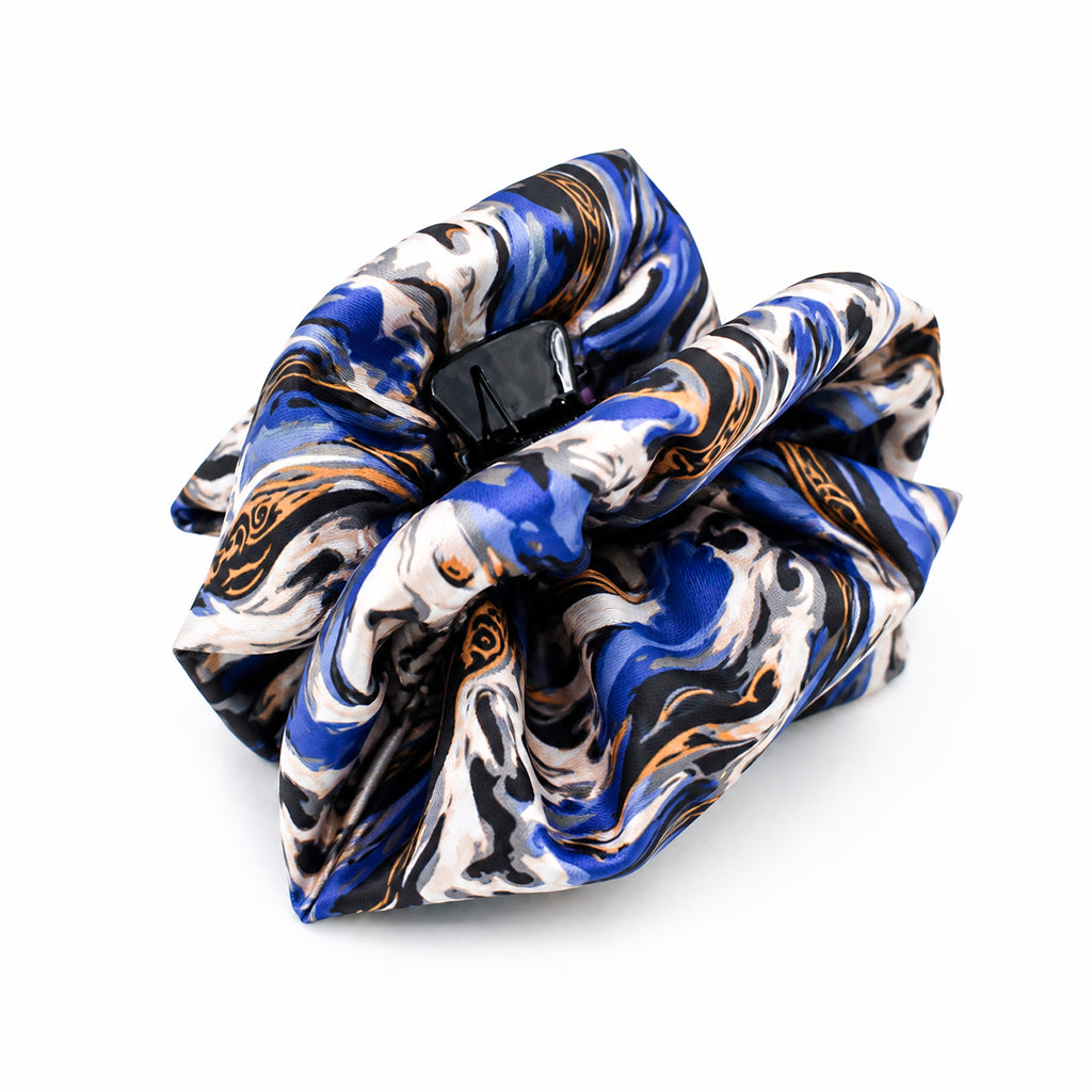 ANELIZ σατέν hair claw με αφηρημένο cobalt blue print σε λευκό φόντο