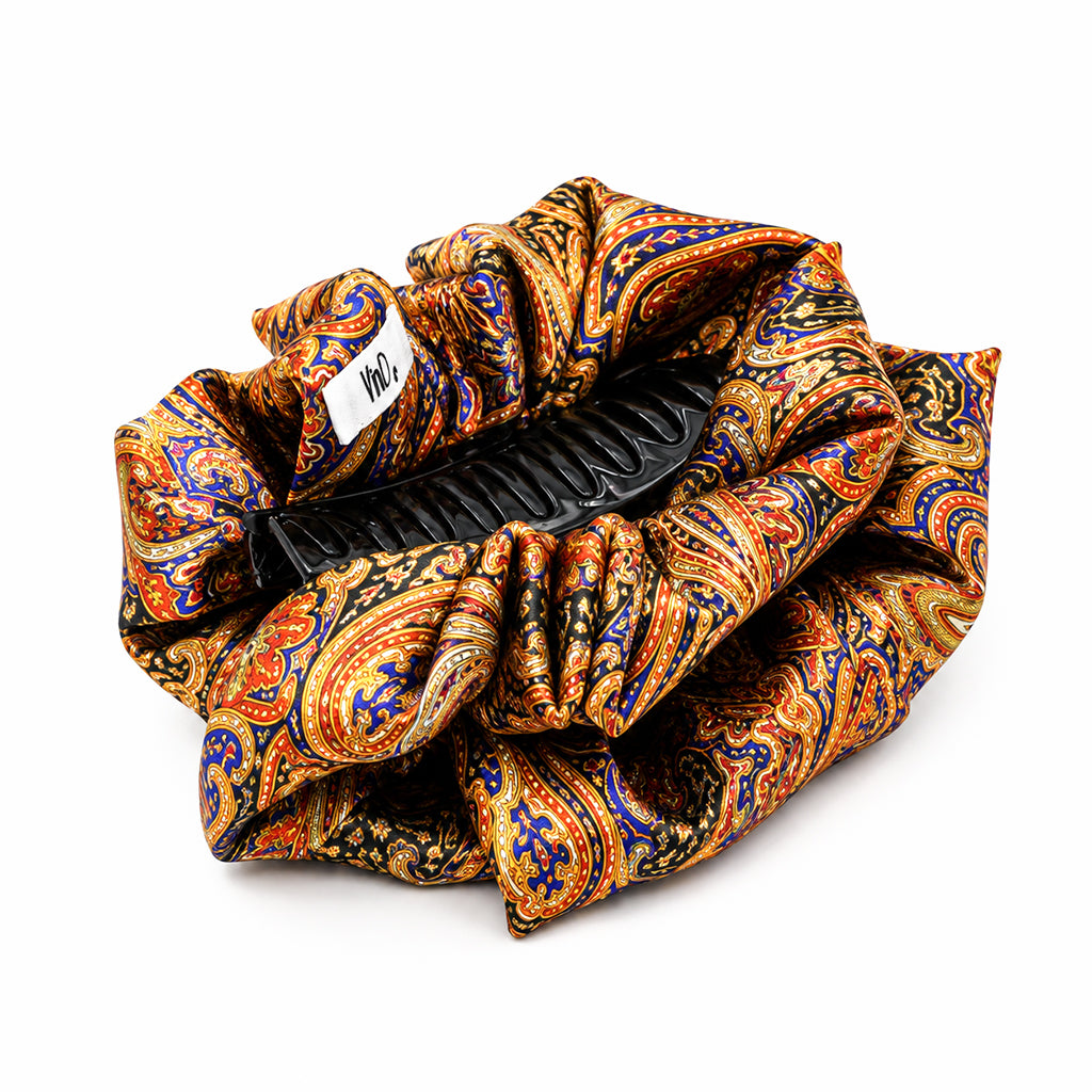 BARBARA σατέν hair claw με πορτοκαλί paisley print σε λευκό φόντο