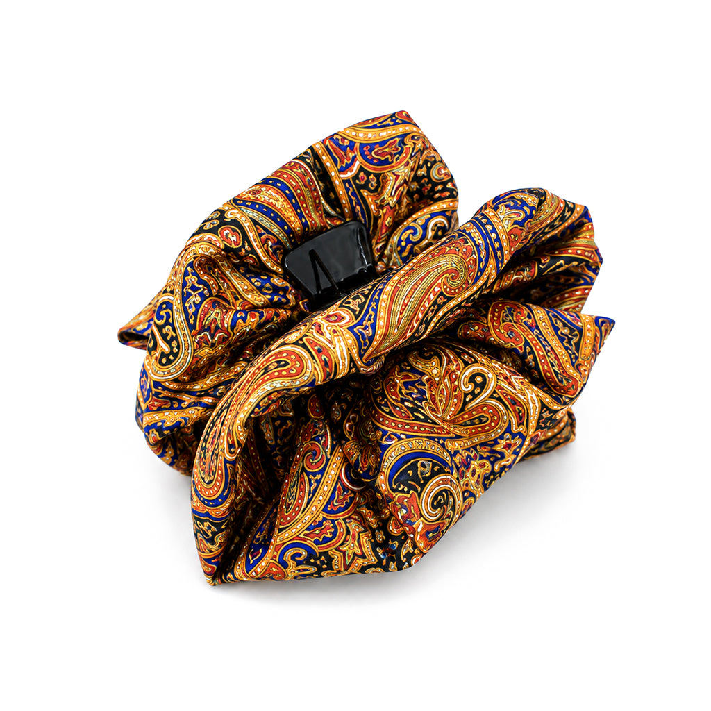 BARBARA σατέν hair claw με πορτοκαλί paisley print σε λευκό φόντο