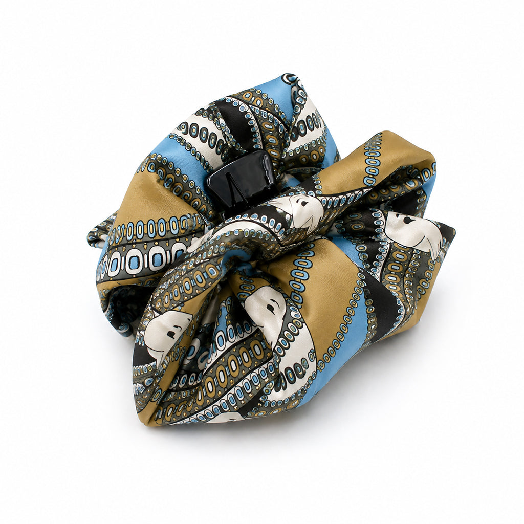 CHEVAL εμπριμέ σατέν hair claw με γεωμετρικό scarf print σε λευκό φόντο