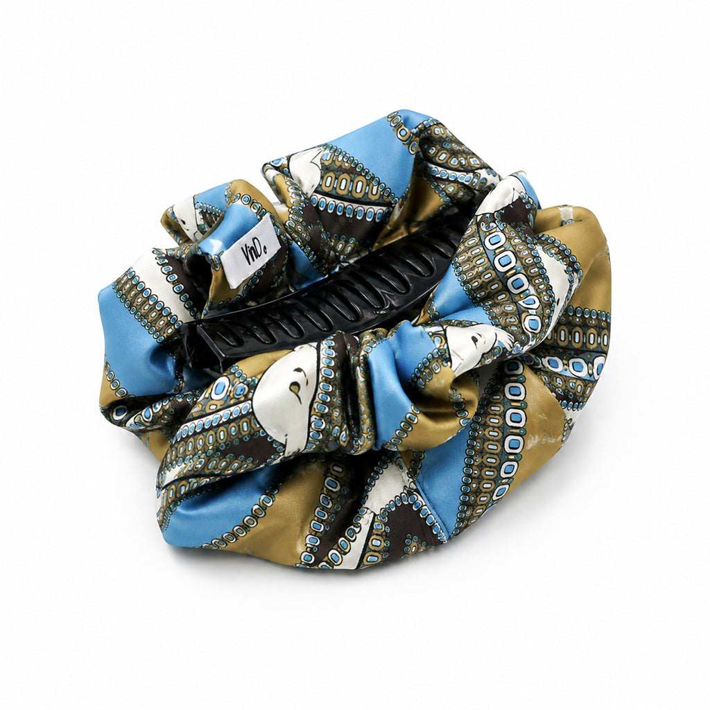 CHEVAL εμπριμέ σατέν hair claw με γεωμετρικό scarf print σε λευκό φόντο