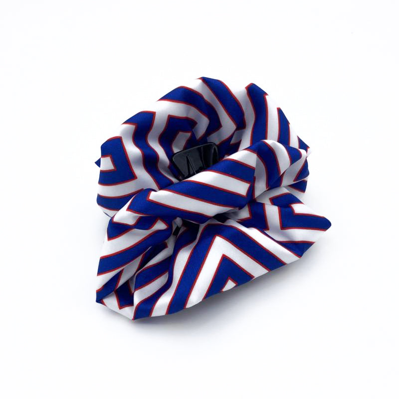 CORA COBALT: Klammer μαλλιών,  με σατέν στολισμα,ω με maze pattern σε white-royal