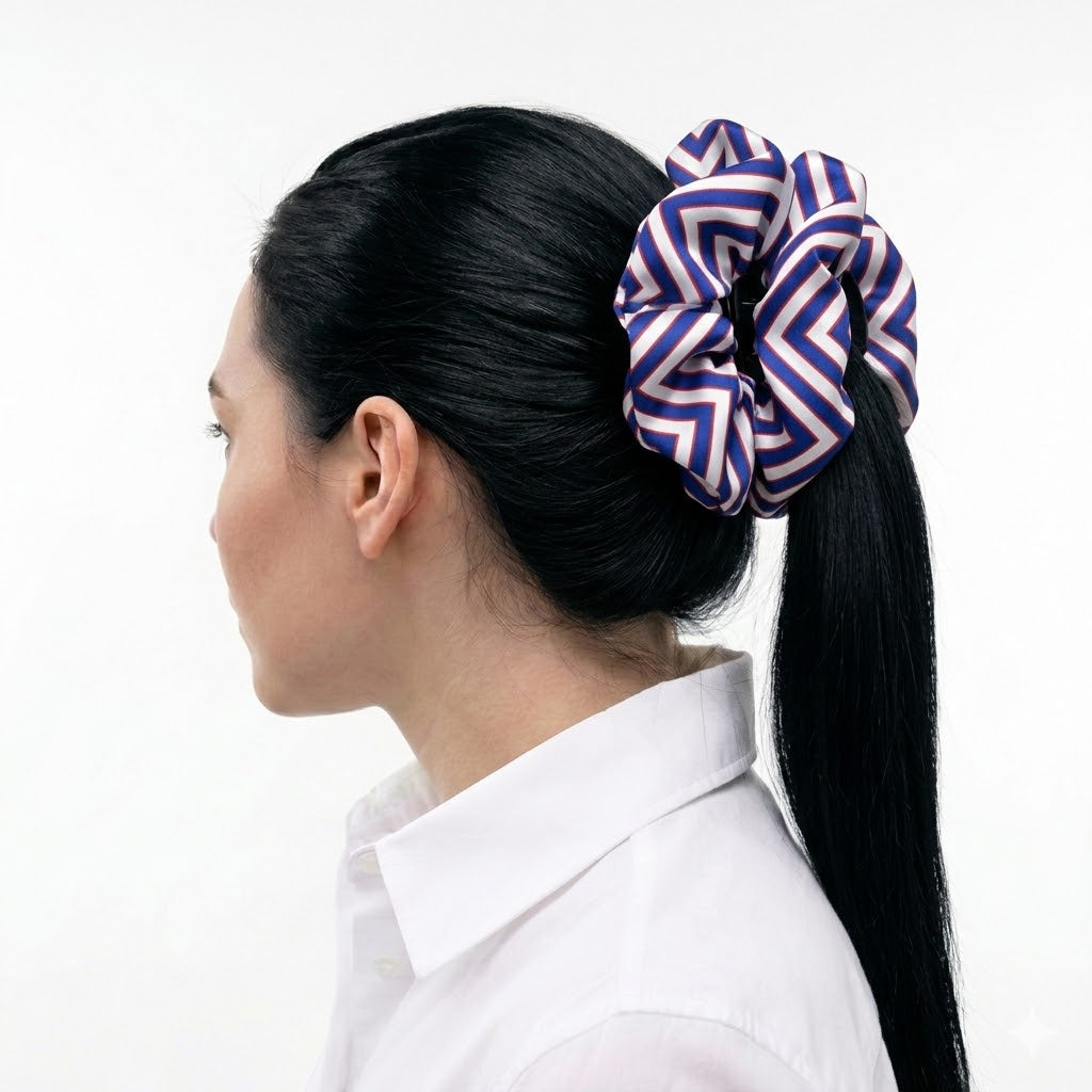 CORA COBALT: Klammer μαλλιών,  με σατέν στολισμα,ω με maze pattern σε white-royal