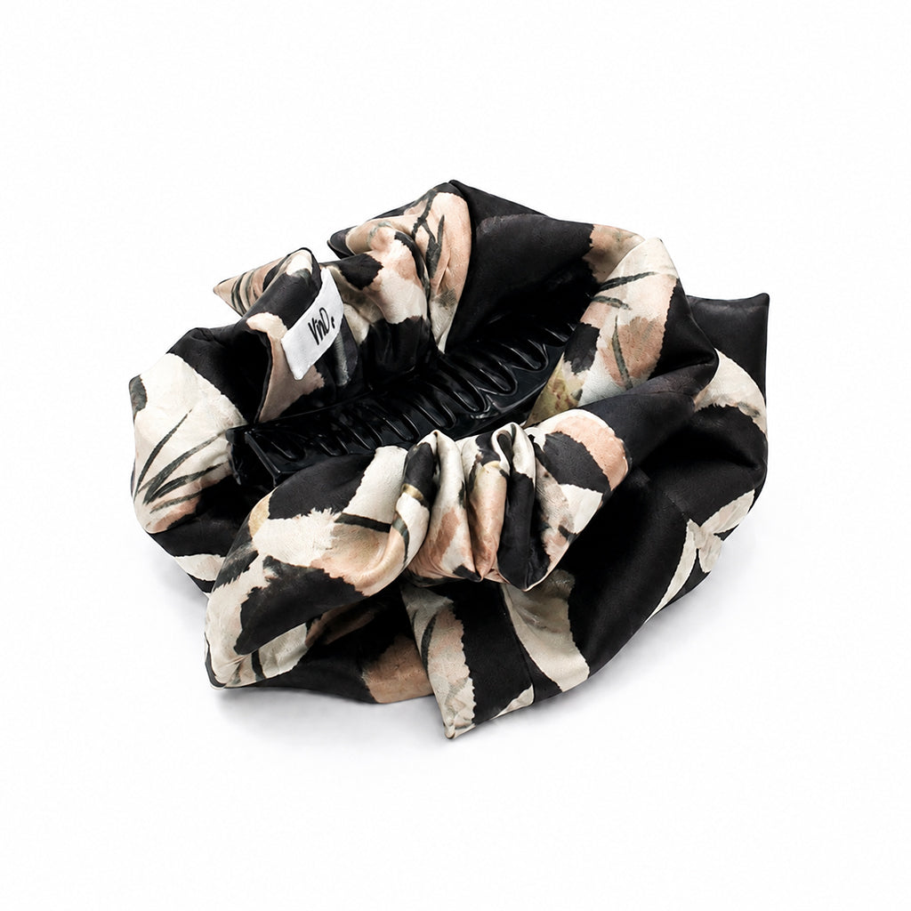 ELDA εμπριμέ σατέν hair claw με αφηρημένο ουδέτερο print σε λευκό φόντο