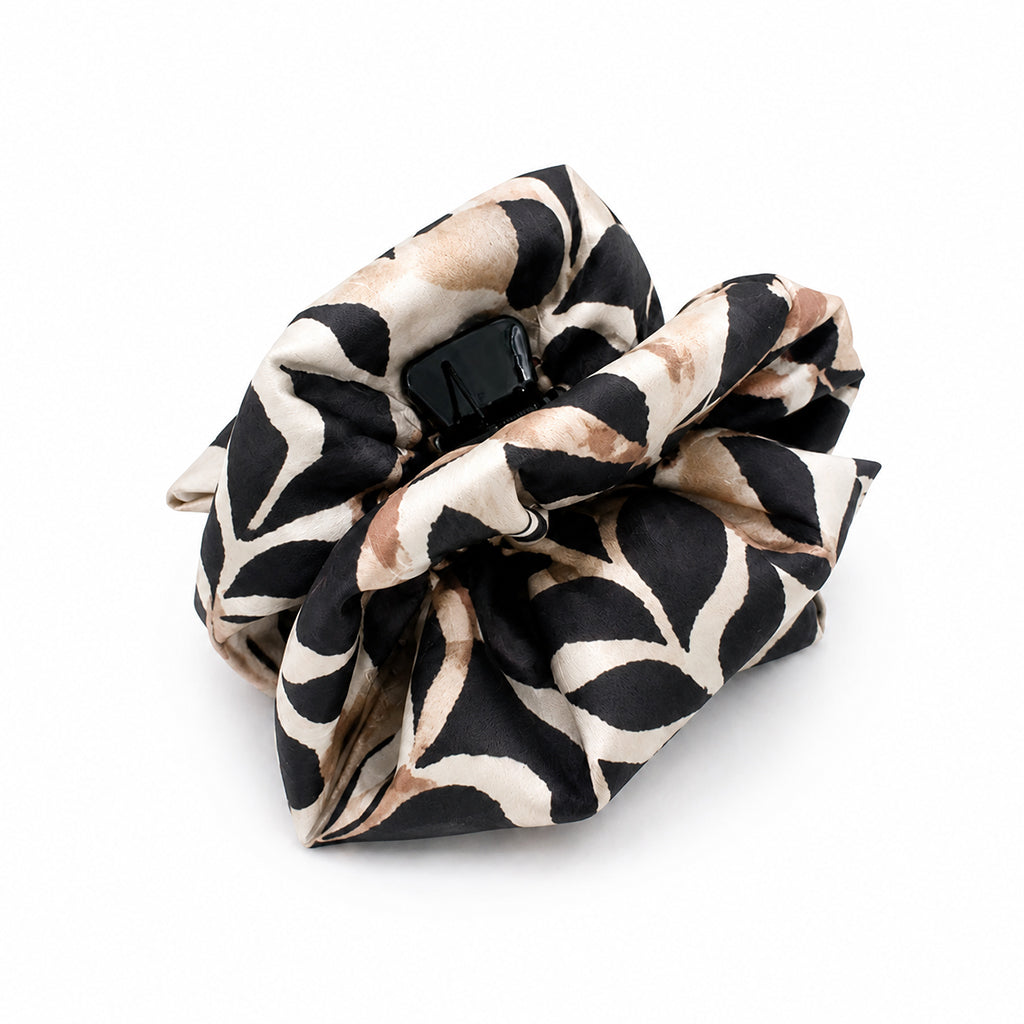ELDA εμπριμέ σατέν hair claw με αφηρημένο ουδέτερο print σε λευκό φόντο