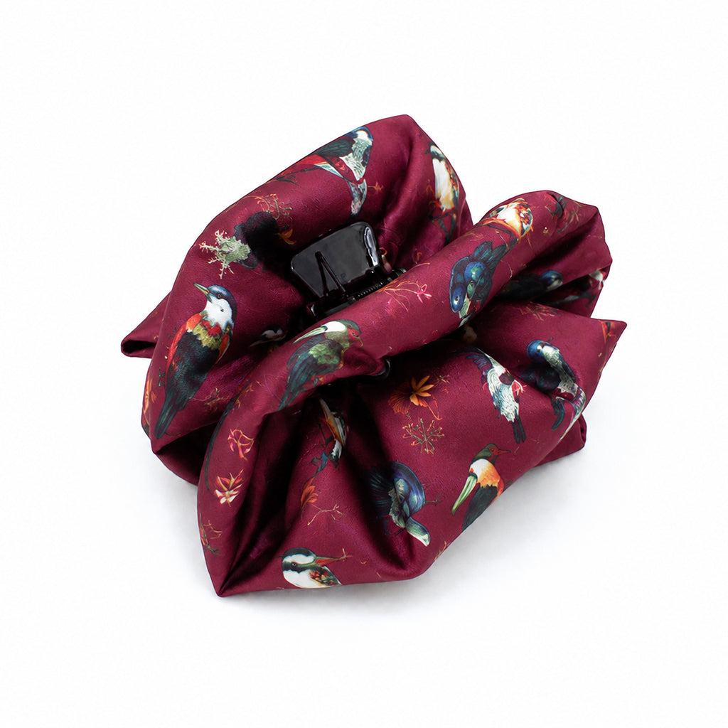 ELVIRE σατέν hair claw με μικρό botanical print σε λευκό φόντο