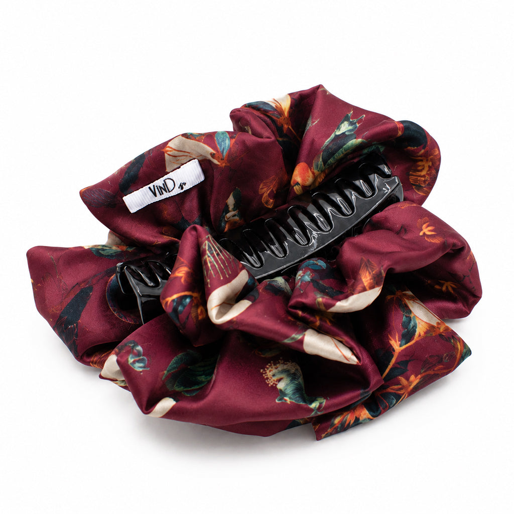 ELVIRE σατέν hair claw με μικρό botanical print σε λευκό φόντο