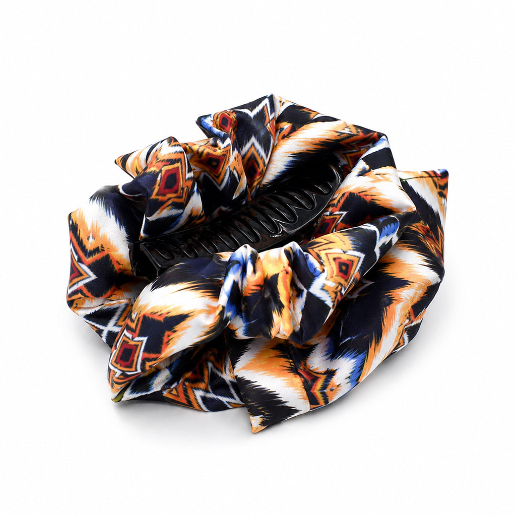 FABIANNA εμπριμέ σατέν hair claw με μπλε και πορτοκαλί γεωμετρικό print σε λευκό φόντο