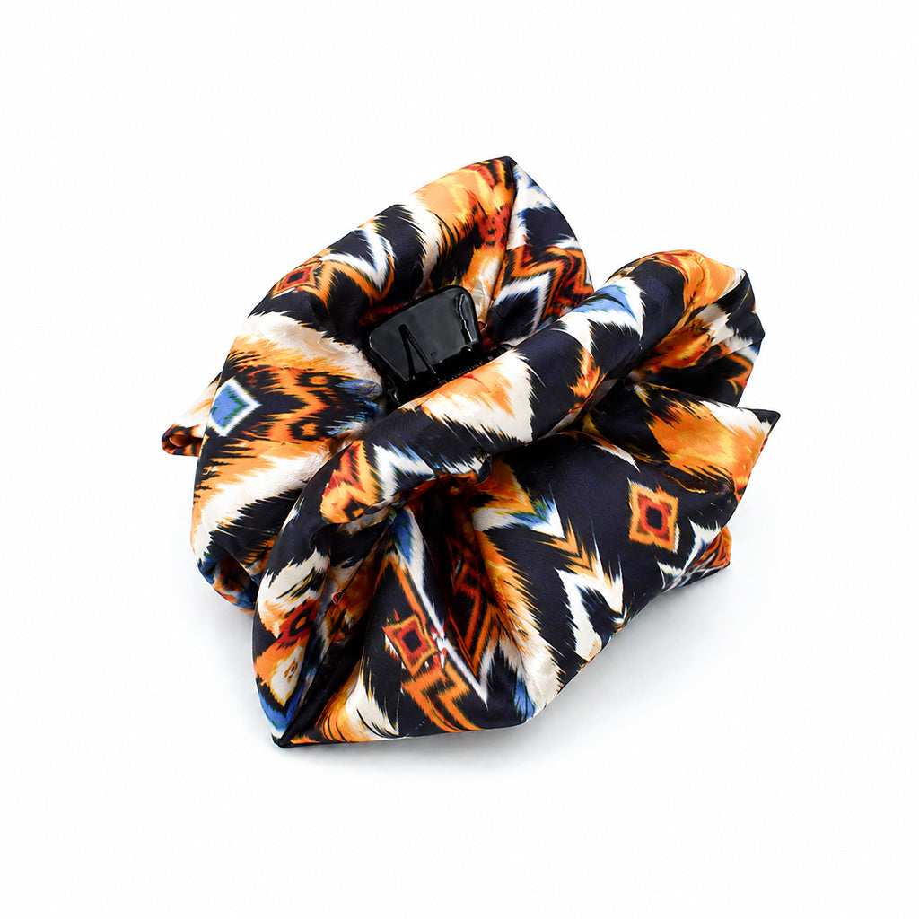 FABIANNA εμπριμέ σατέν hair claw με μπλε και πορτοκαλί γεωμετρικό print σε λευκό φόντο