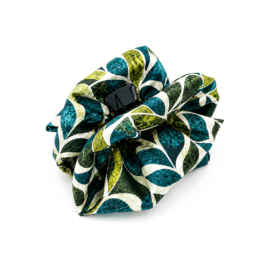 FEDORA εμπριμέ σατέν hair claw με πράσινο mosaic print σε λευκό φόντο