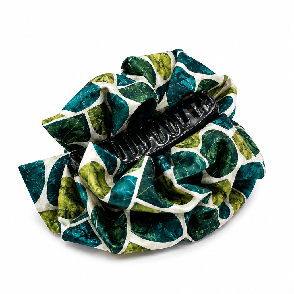 FEDORA εμπριμέ σατέν hair claw με πράσινο mosaic print σε λευκό φόντο
