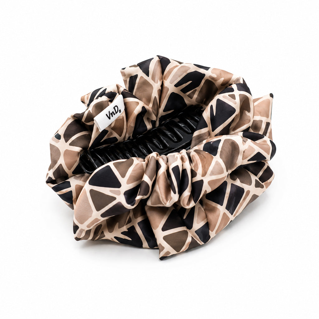 FLORENCE εμπριμέ σατέν hair claw με αφηρημένο μαύρο και μπεζ print σε λευκό φόντο