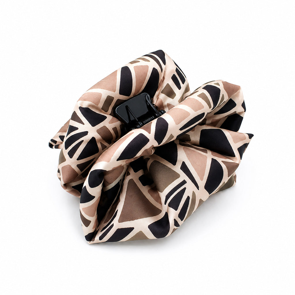 FLORENCE εμπριμέ σατέν hair claw με αφηρημένο μαύρο και μπεζ print σε λευκό φόντο