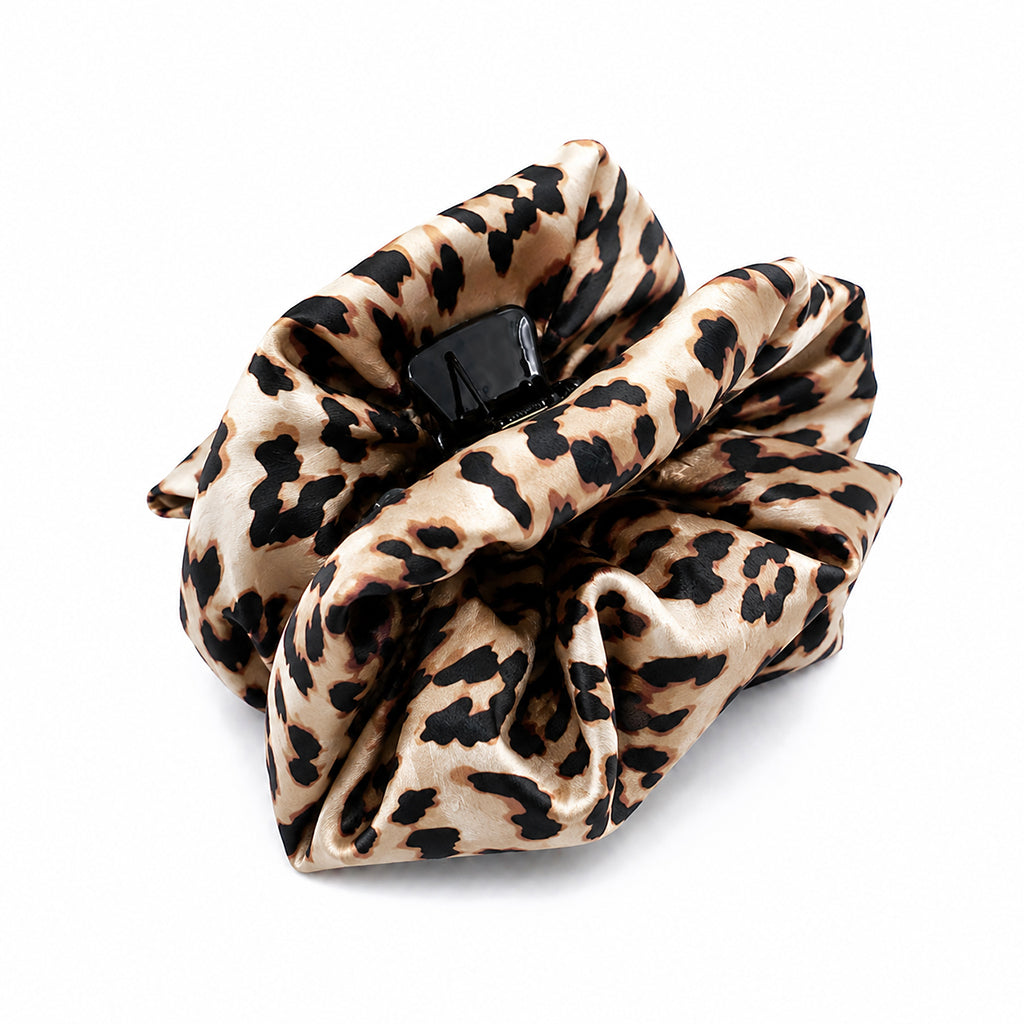 HAFSA εμπριμέ σατέν hair claw με leopard print σε λευκό φόντο