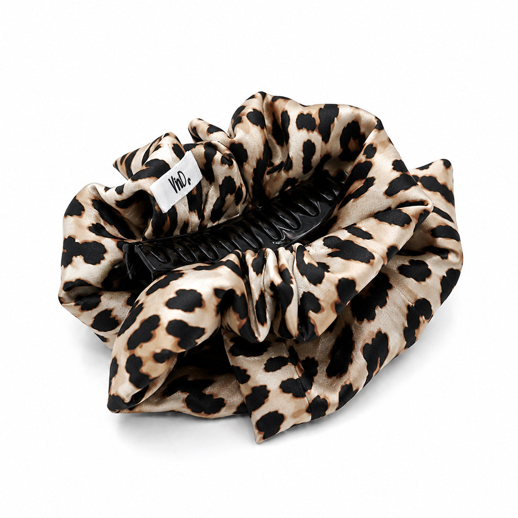 HAFSA εμπριμέ σατέν hair claw με leopard print σε λευκό φόντο