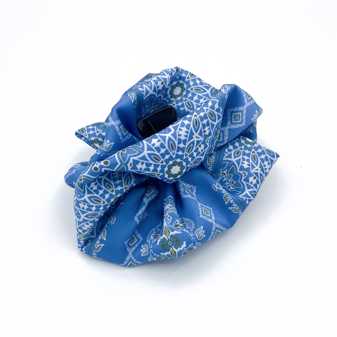 HERMINE SKY BLUE:  Klammer μαλλιών, με σατέν στολισμα, με arabesque lines pattern σε sky blue