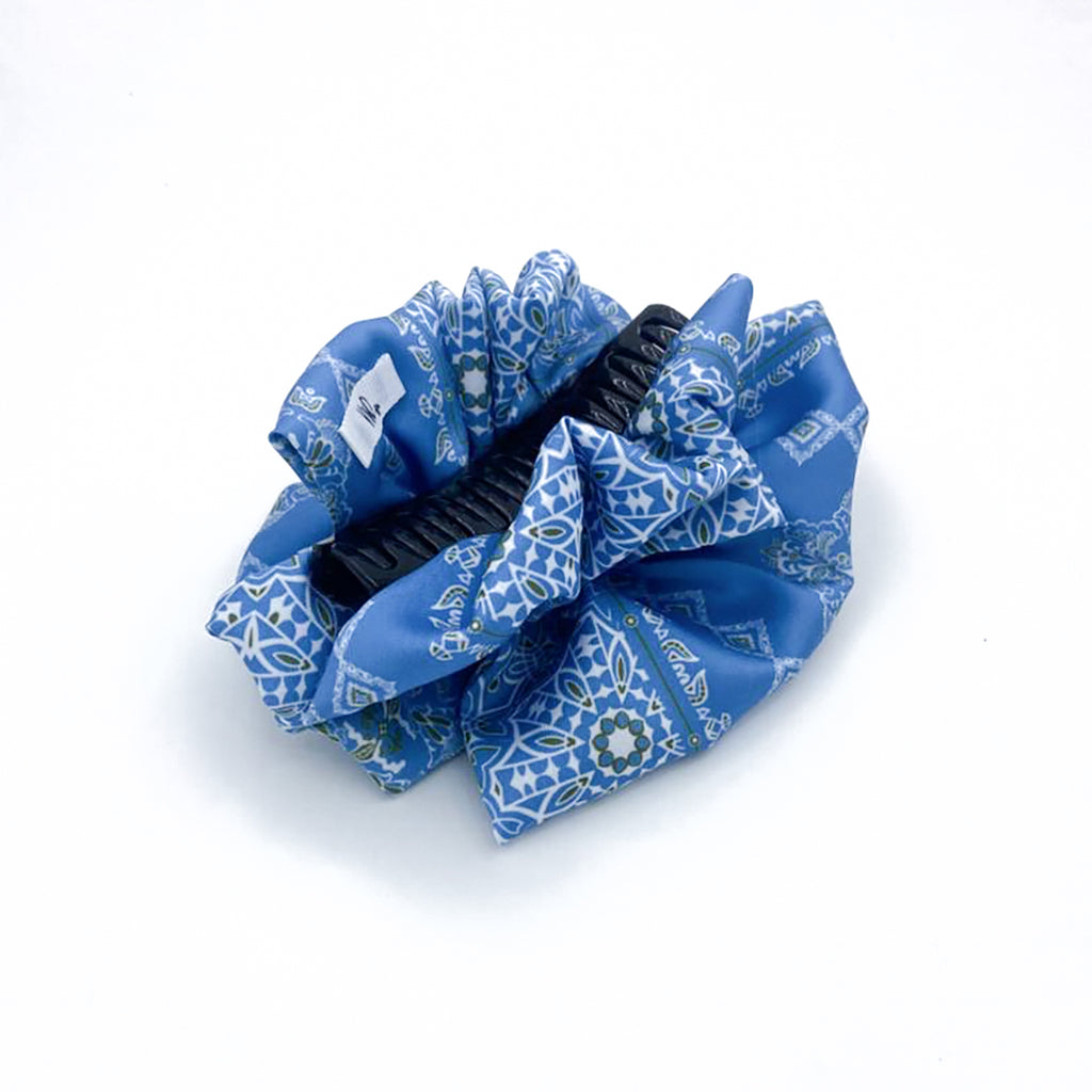 HERMINE SKY BLUE:  Klammer μαλλιών, με σατέν στολισμα, με arabesque lines pattern σε sky blue