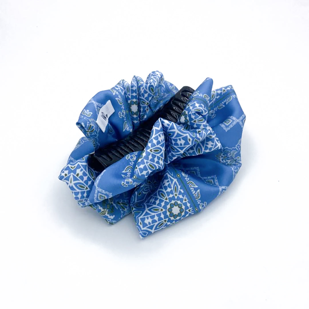HERMINE SKY BLUE:  Klammer μαλλιών, με σατέν στολισμα, με arabesque lines pattern σε sky blue