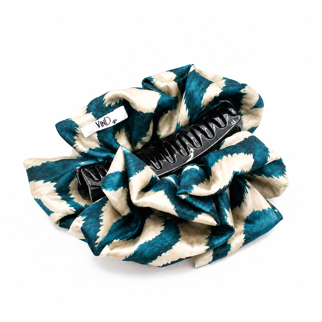 IFRAN σατέν hair claw με αφηρημένο πετρόλ print σε λευκό φόντο