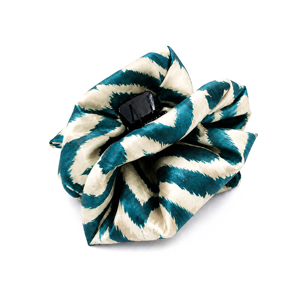 IFRAN σατέν hair claw με αφηρημένο πετρόλ print σε λευκό φόντο