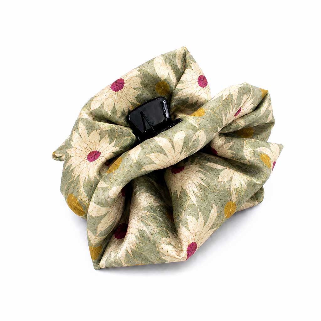INES εμπριμέ σατέν hair claw με botanical print σε λευκό φόντο