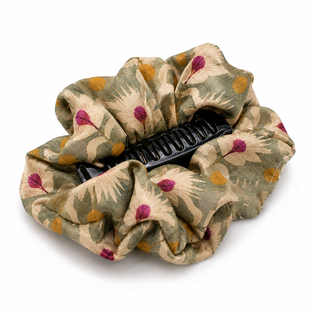 INES εμπριμέ σατέν hair claw με botanical print σε λευκό φόντο