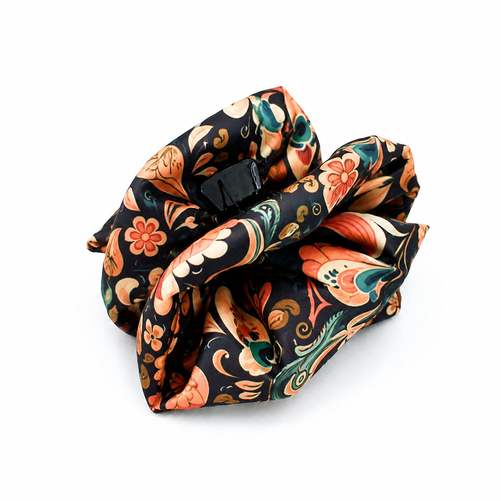 ISABEL εμπριμέ σατέν hair claw με navy και πορτοκαλί paisley print σε λευκό φόντο