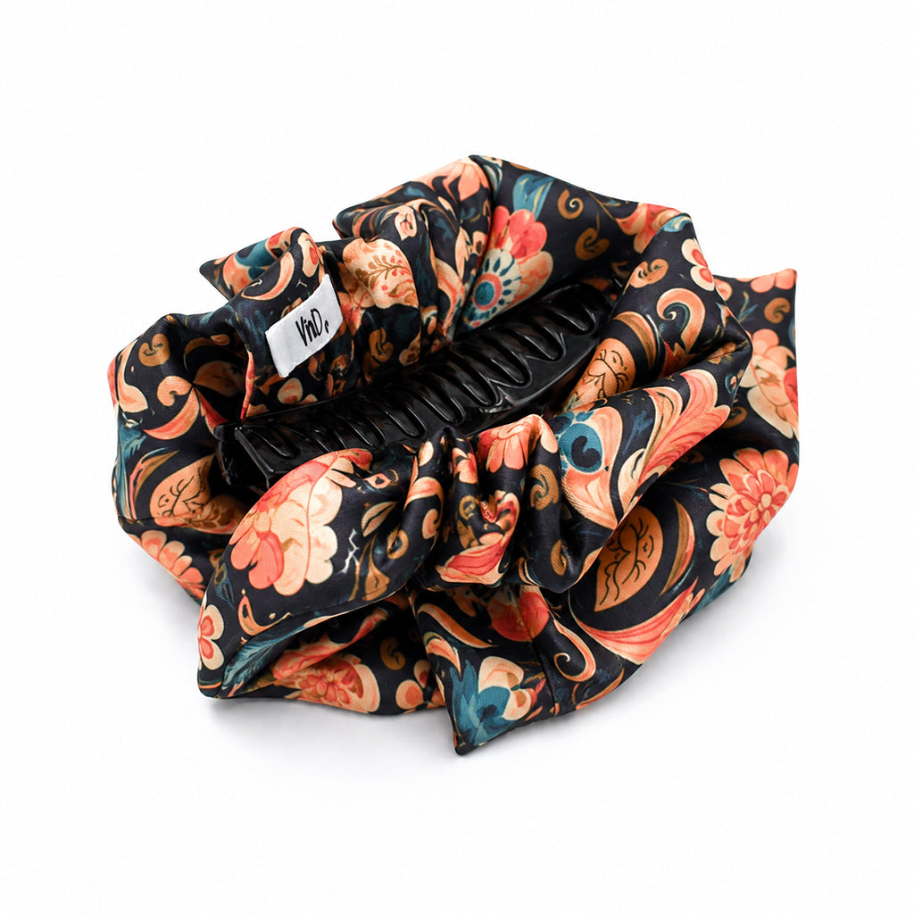 ISABEL εμπριμέ σατέν hair claw με navy και πορτοκαλί paisley print σε λευκό φόντο