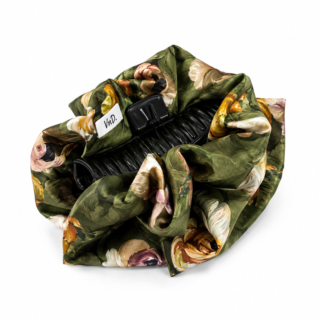 LUCIA εμπριμέ σατέν hair claw με vintage rose print σε λευκό φόντο