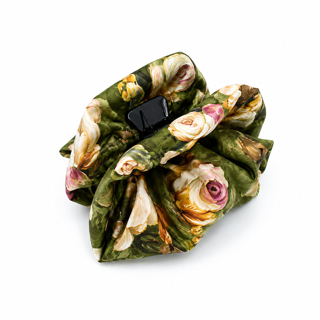 LUCIA εμπριμέ σατέν hair claw με vintage rose print σε λευκό φόντο