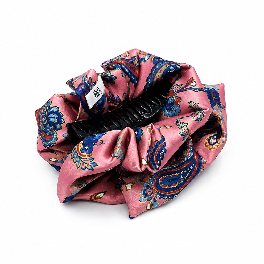 MILLA εμπριμέ σατέν hair claw με μπλε και πετρόλ paisley print σε λευκό φόντο