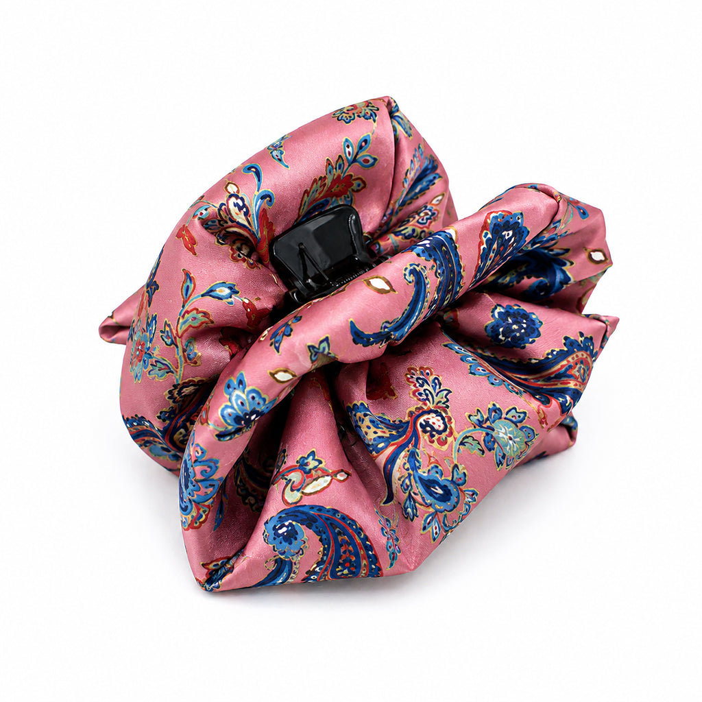 MILLA εμπριμέ σατέν hair claw με μπλε και πετρόλ paisley print σε λευκό φόντο