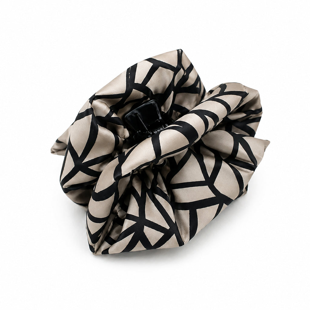 NERINA GREY εμπριμέ σατέν hair claw με μαύρο γραμμικό print σε λευκό φόντο