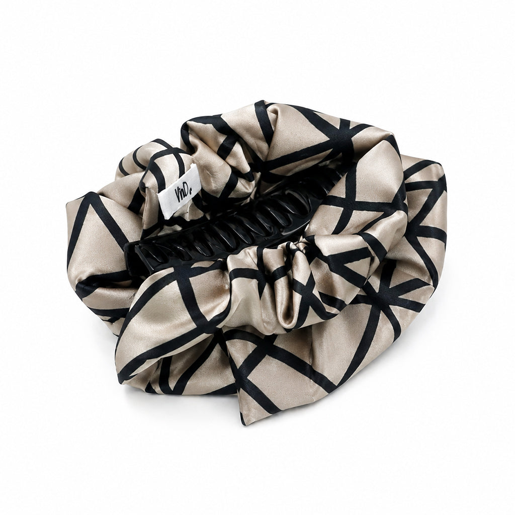 NERINA GREY εμπριμέ σατέν hair claw με μαύρο γραμμικό print σε λευκό φόντο