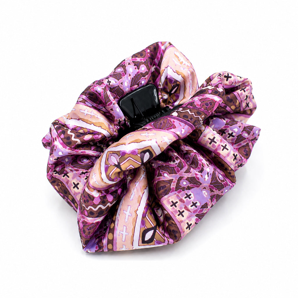 NEYTIRI εμπριμέ σατέν hair claw με μωβ και ροζ paisley print σε λευκό φόντο