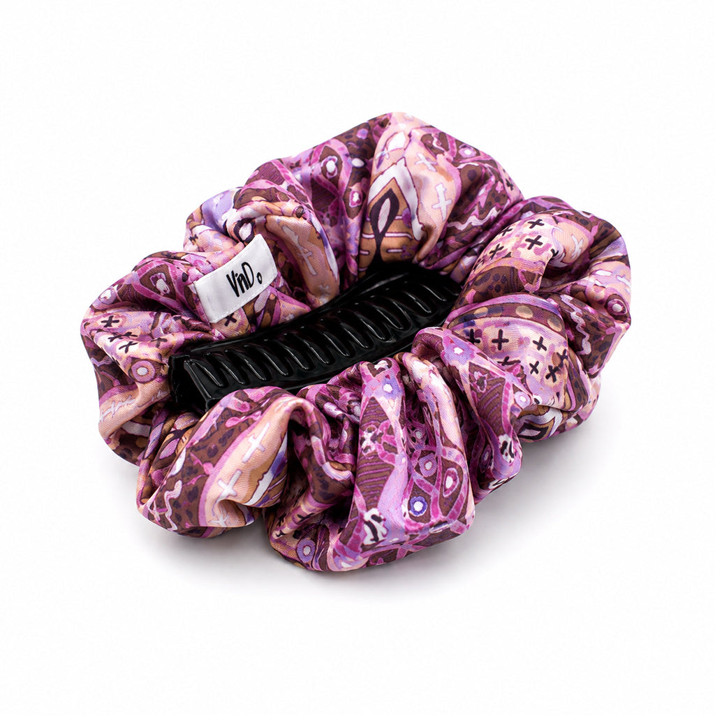 NEYTIRI εμπριμέ σατέν hair claw με μωβ και ροζ paisley print σε λευκό φόντο