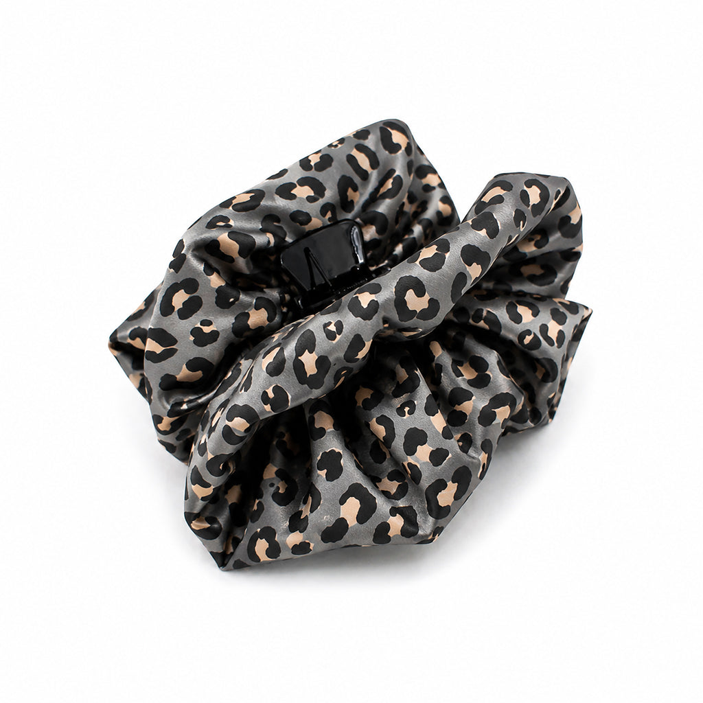 RAHEL GREY εμπριμέ σατέν hair claw με γκρι leopard print σε λευκό φόντο