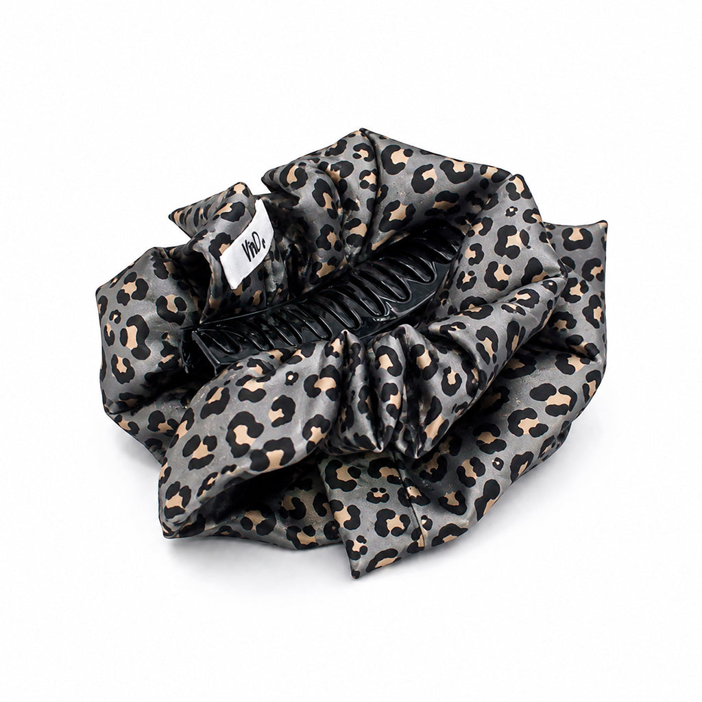 RAHEL GREY εμπριμέ σατέν hair claw με γκρι leopard print σε λευκό φόντο