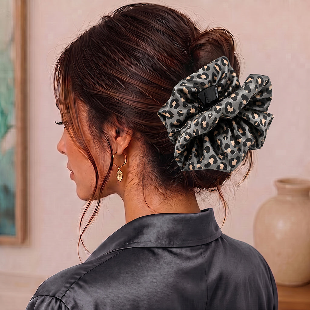 RAHEL GREY animal print σατέν κλάμερ μαλλιών φορεμένο σε κότσο