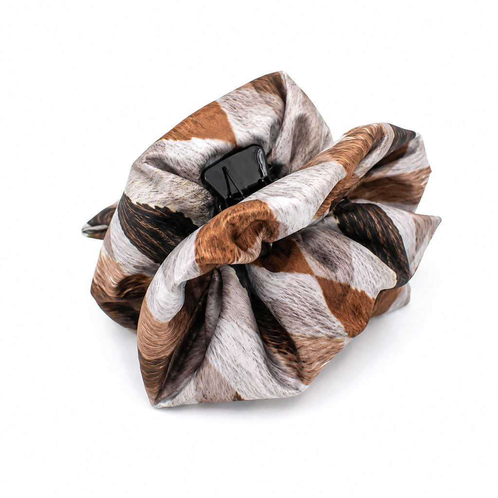 RIHAB εμπριμέ σατέν hair claw με καφέ botanical print σε λευκό φόντο