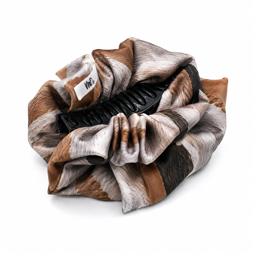 RIHAB εμπριμέ σατέν hair claw με καφέ botanical print σε λευκό φόντο