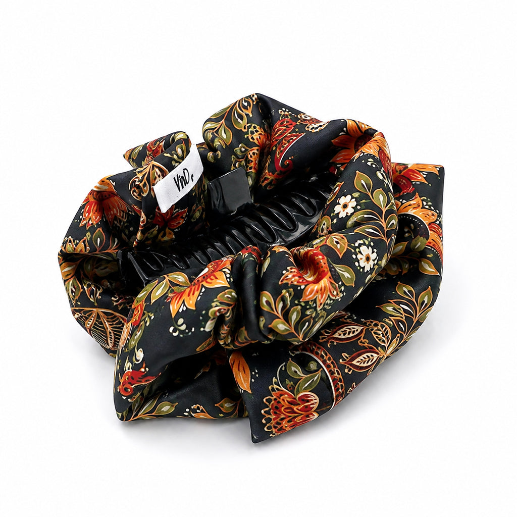 SALVADORA εμπριμέ σατέν hair claw με πορτοκαλί και λαδί botanical print σε λευκό φόντο