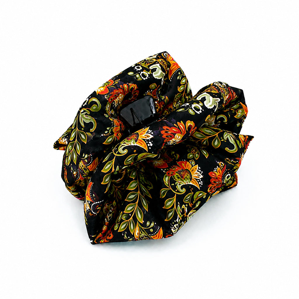 SALVADORA εμπριμέ σατέν hair claw με πορτοκαλί και λαδί botanical print σε λευκό φόντο