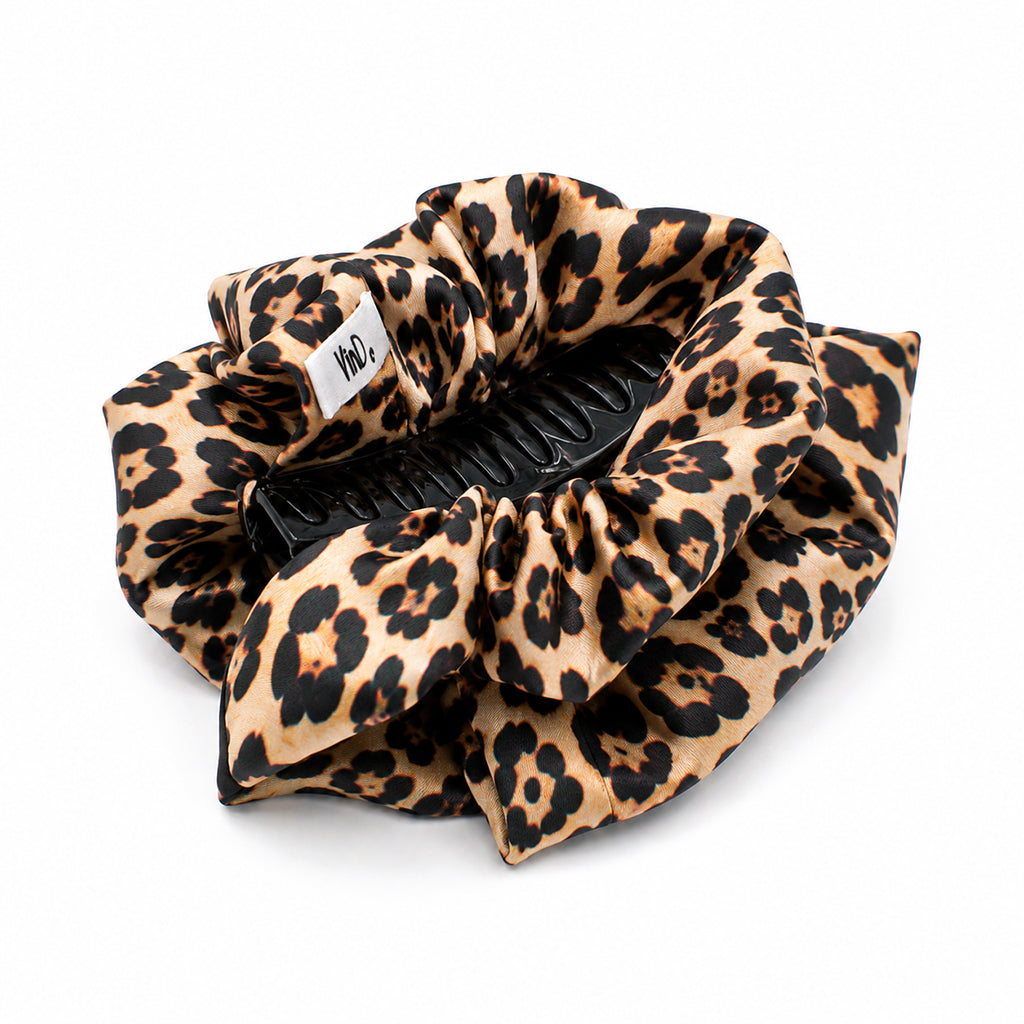 STEPHANIE εμπριμέ σατέν hair claw με καφέ και μαύρο leopard print σε λευκό φόντο